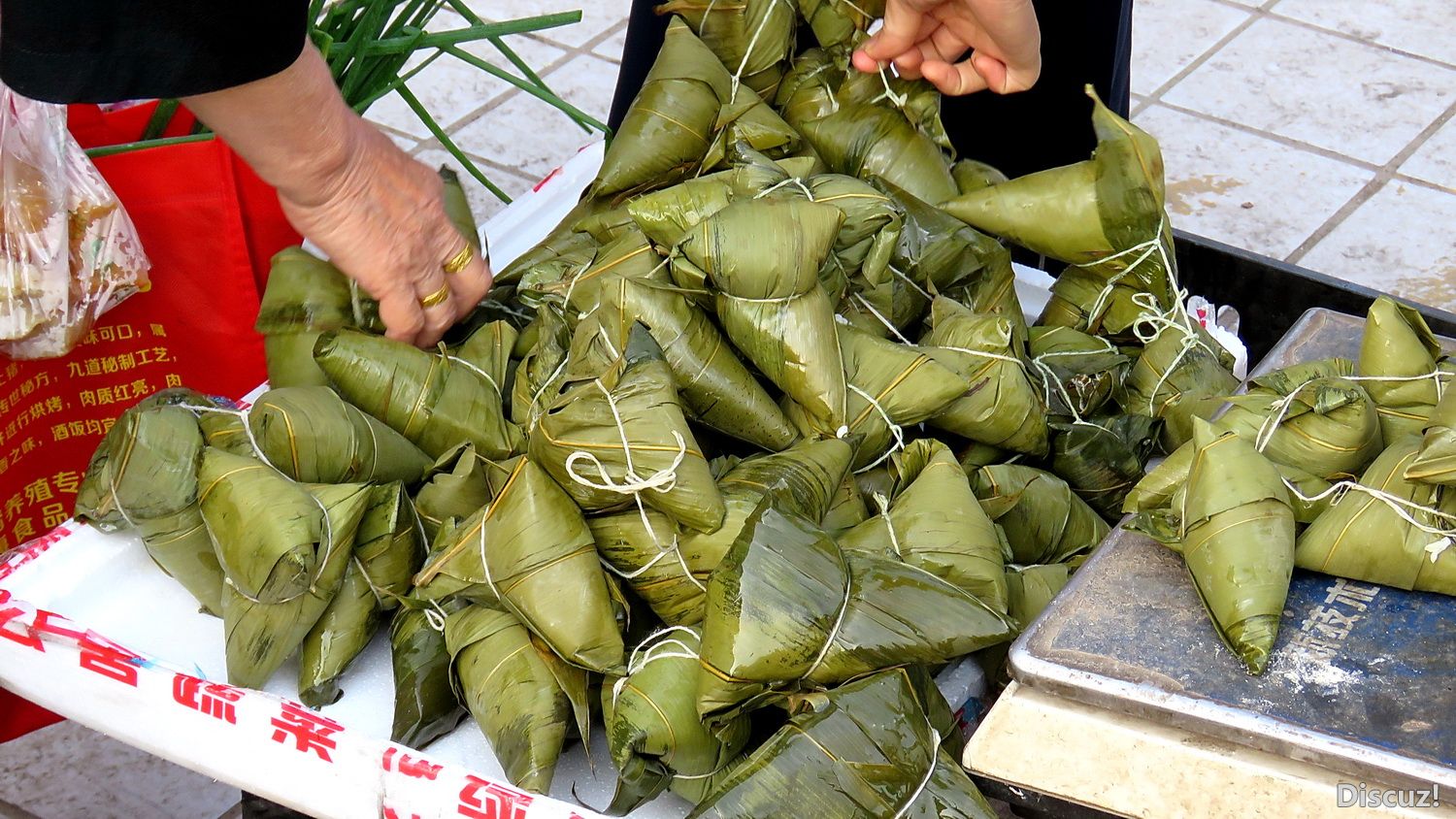 凤凰网拍客:广元经开区惠家沟农贸市场粽子受
