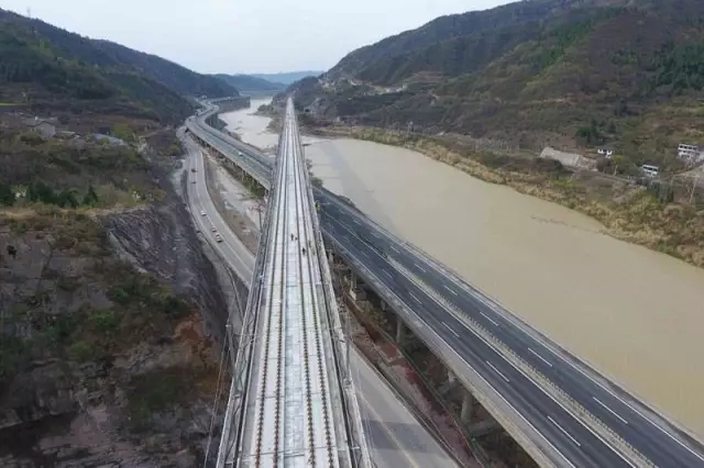西成客专是第一条穿越秦岭的高速铁路,线路北起西安,向南经汉中诫入