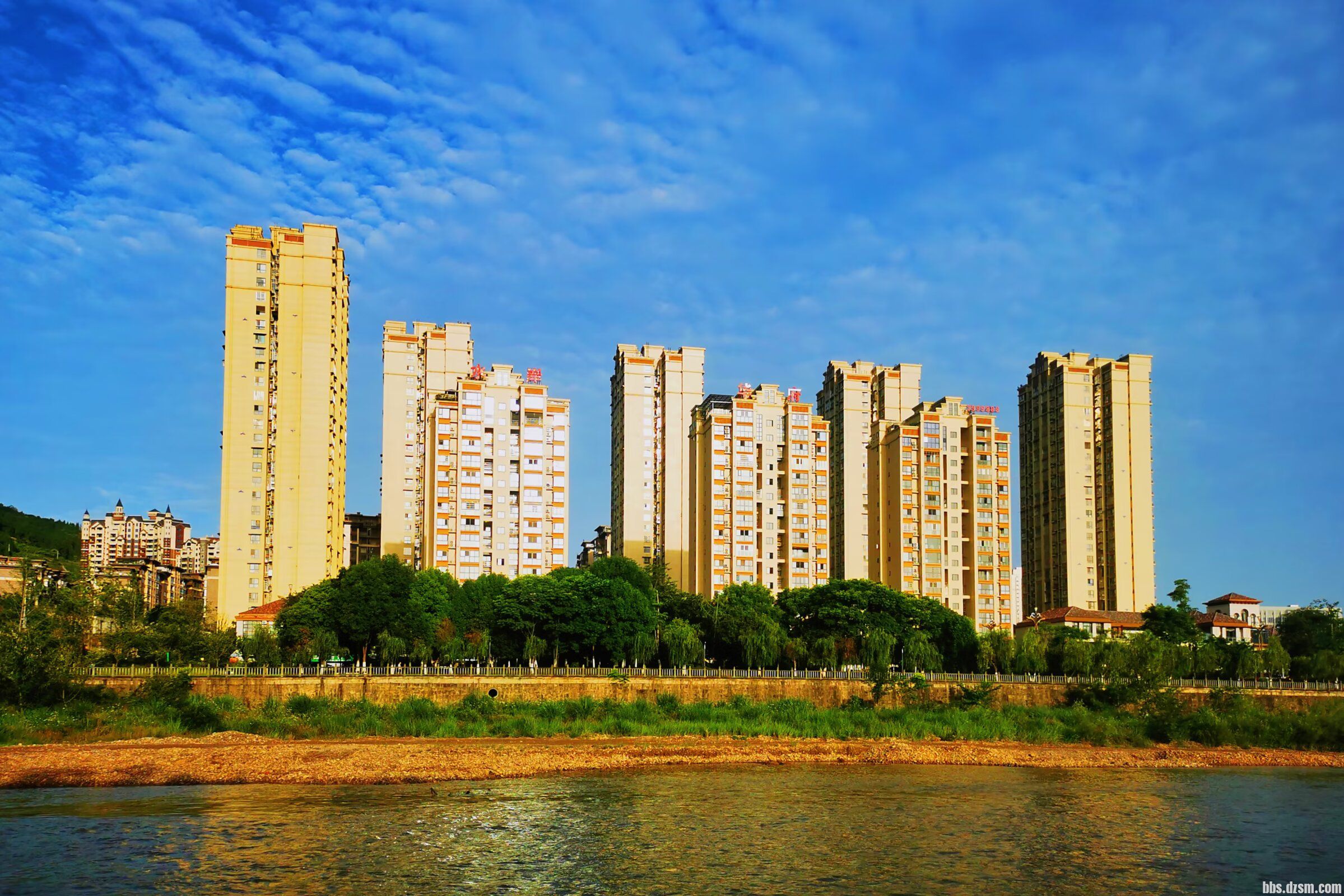 ��ɽ��ˮ�ĵ���λ��