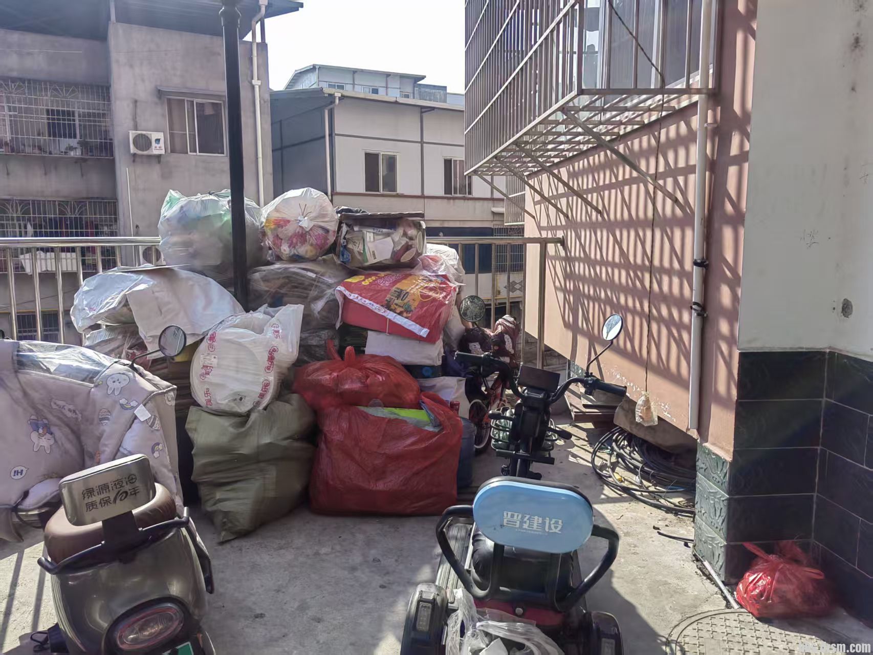 ���ӽֵ�����·18�ų��ڶѷ��������ڶ��η���